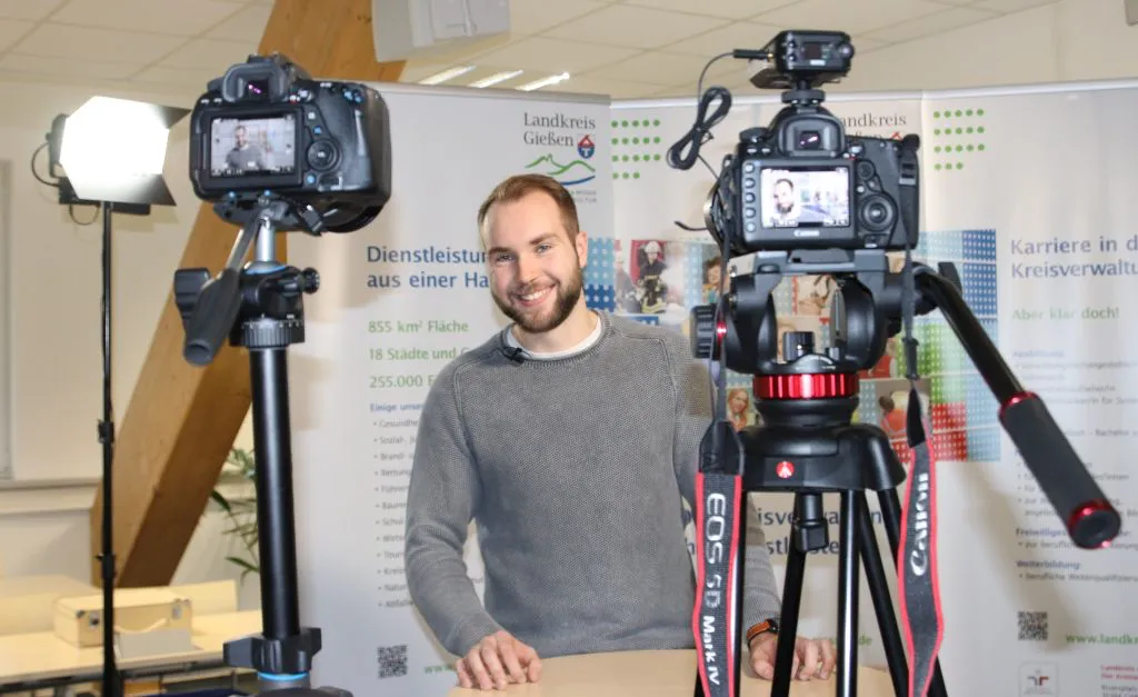 Der Auszubildende zum Verwaltungsfachangestellten Tim Tonhäuser (21) in einer kurzen Pause beim Dreh(Foto: Landkreis Gießen)
